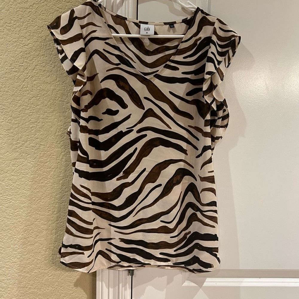 Cabi‎ XS zebra ivory brown print v-neck ruffle sleeve top